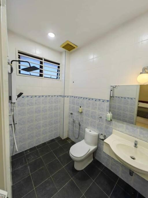 T House Nearby Kuantan East Coast Shopping Mall エクステリア 写真